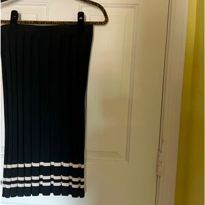 ST. JOHN black and white knit size 4